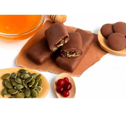 Конфета Любимый Алтай: молочный шоколад, вяленая клюква, семя тыквы и мёд, 32 г  (заказ от 9 штук)